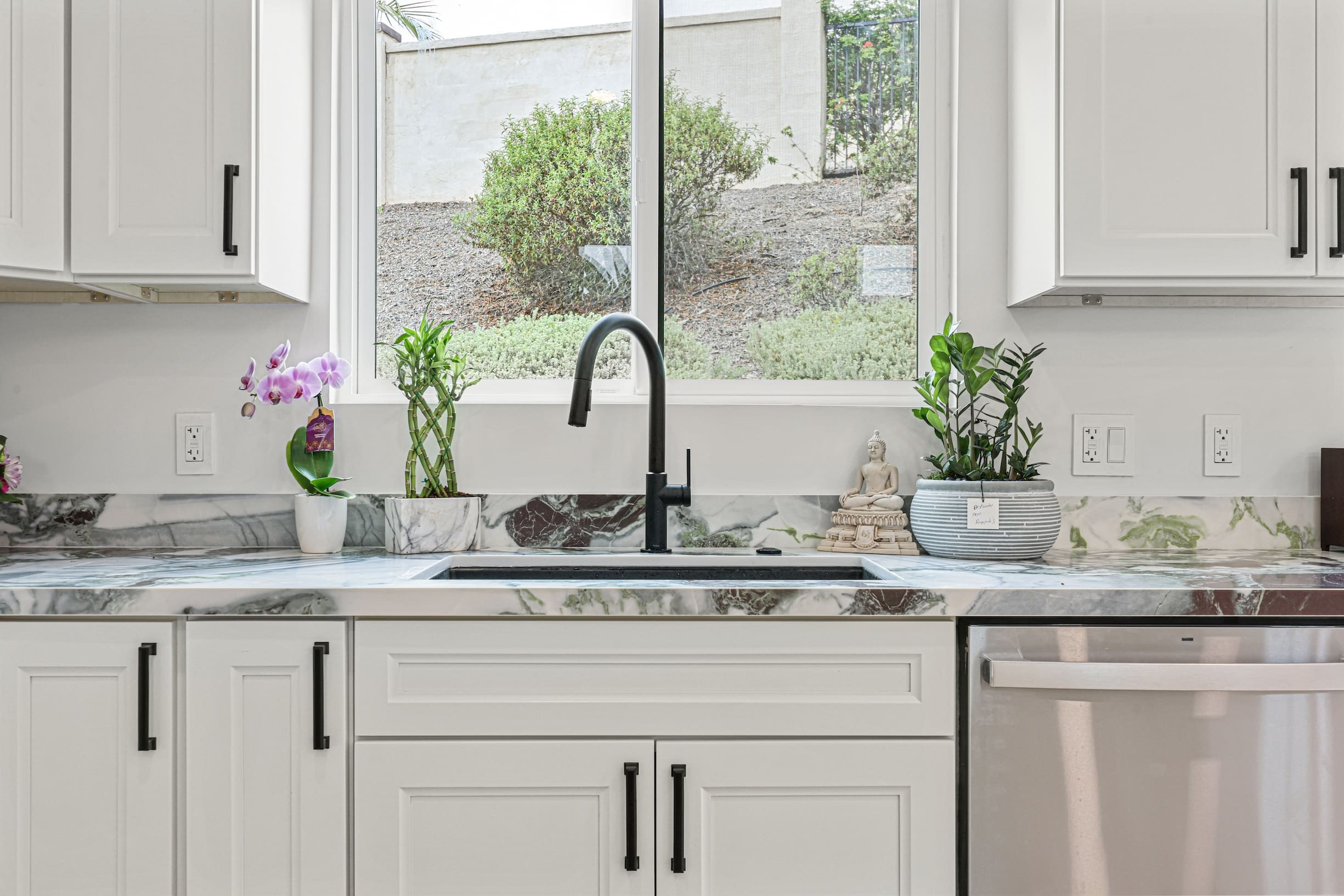 Modern kitchen with plants and flowers.